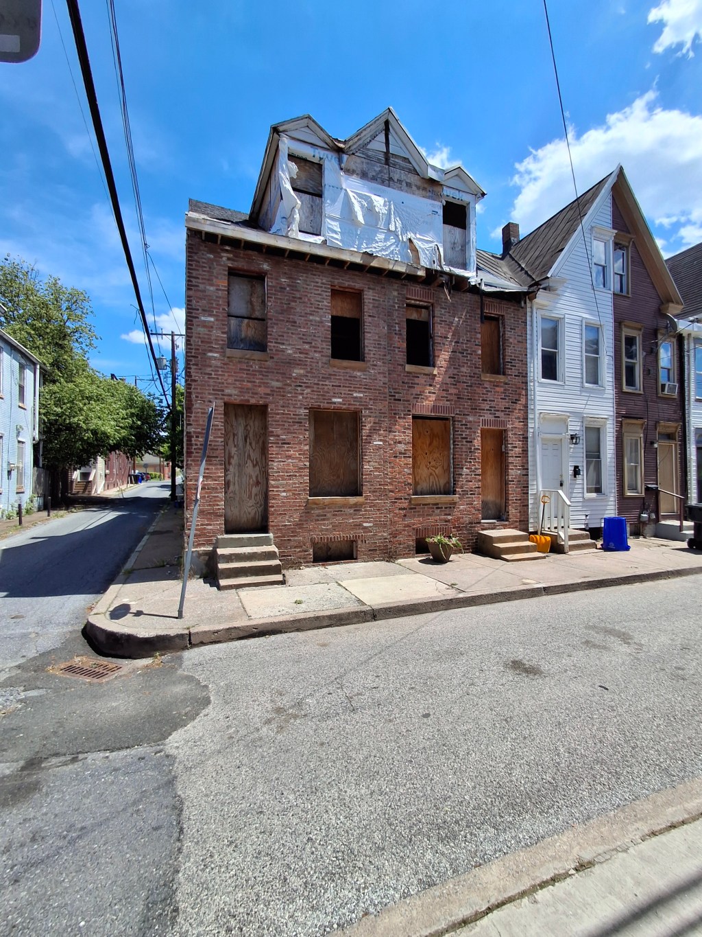 Burnt out rowhouse in Midtown Harrisburg